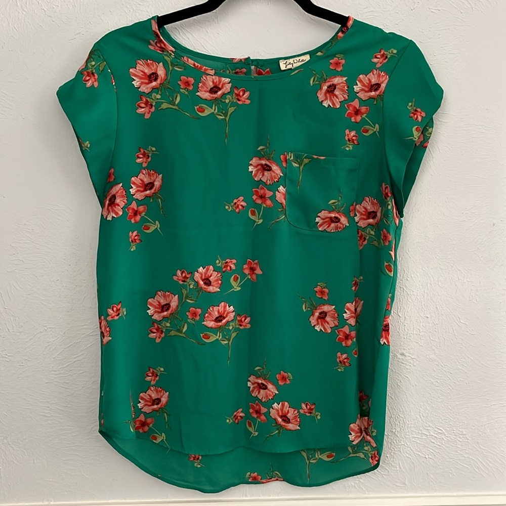 🛍️3/$10 Green Lily White floral blouse